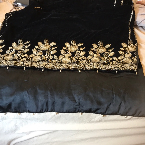 Gold embroidered Velvet Wrap.Hard2find/NWOT/Chic💕 - Picture 5 of 8